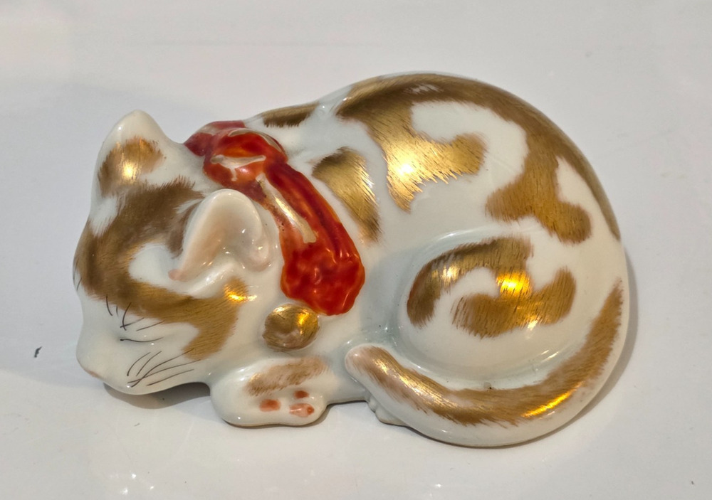 3 1/2" JAPANESE KUTANI HAND PAINTED SLEEPING CAT NEMURI NEKO CA.1900